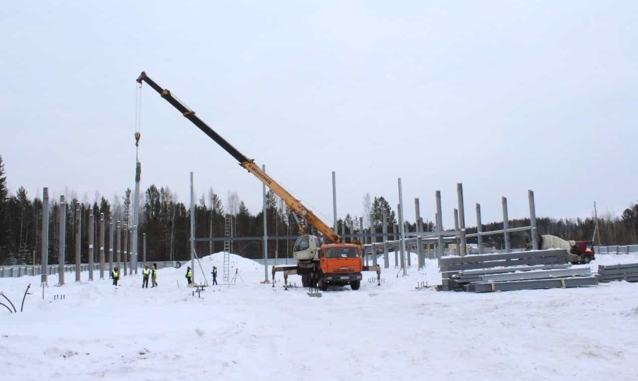 В Лесном продолжается строительство школы с искусственным льдом