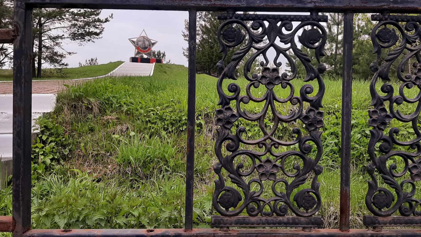 В Нижней Туре будут восстанавливать забор, который срезают вандалы.