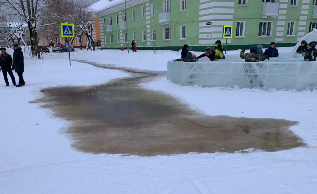 Вчера днём канализационные стоки залили ледовый городок