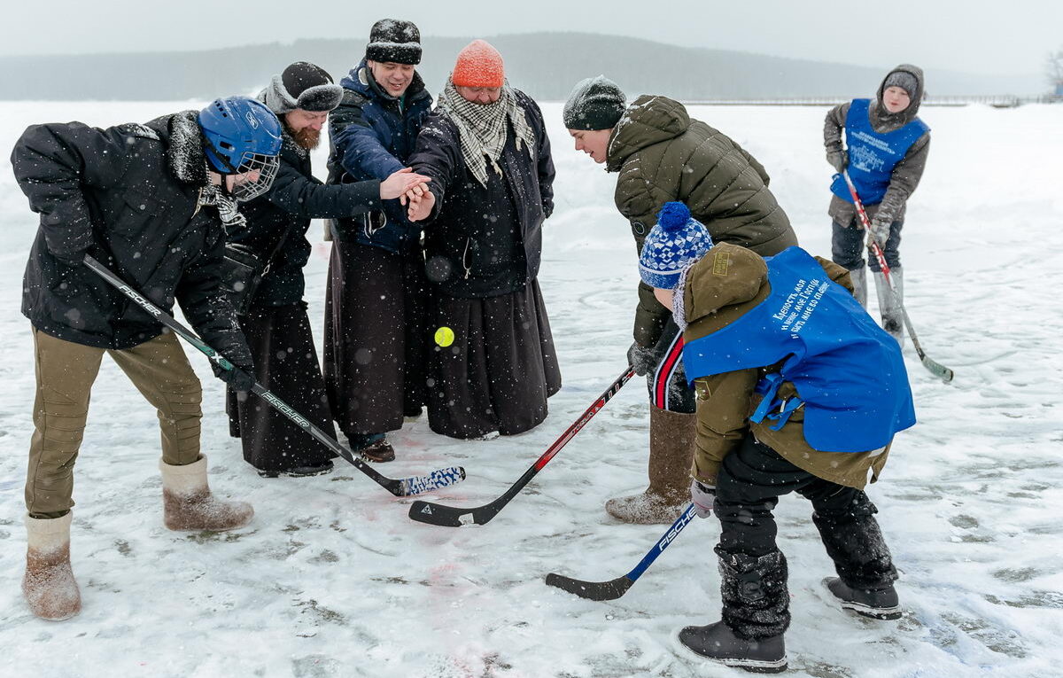 В Лесном прошёл турнир по хоккею на валенках