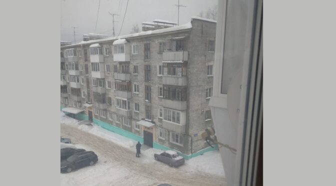 На Ленина 3А на машину упал снег с козырька верхнего балкона