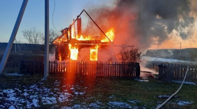 Пожарные тушили дом, чуть не взорвался баллон